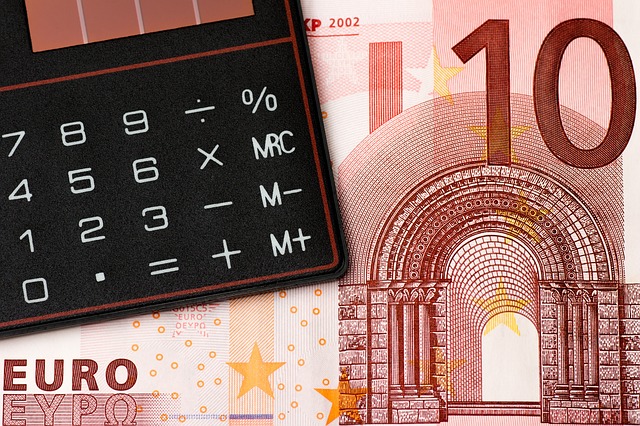 detail kalkulačky a bankovky.jpg